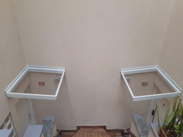 Coberturas em policarbonato sobre janelas