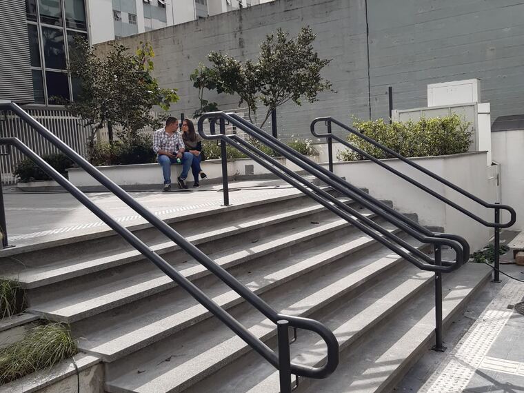 Corrimãos metálicos para escadaria