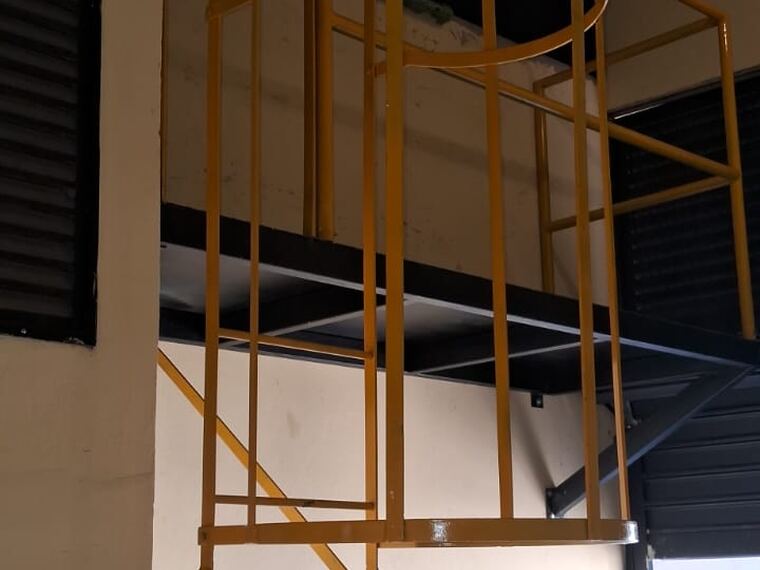 Escada marinheiro amarela com proteção