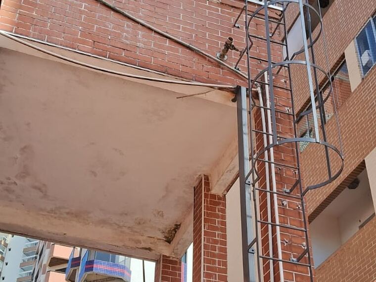 Escada marinheiro instalada em prédio