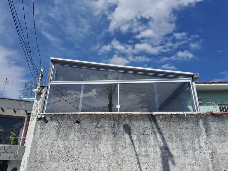 Fechamento em vidro com estrutura metálica