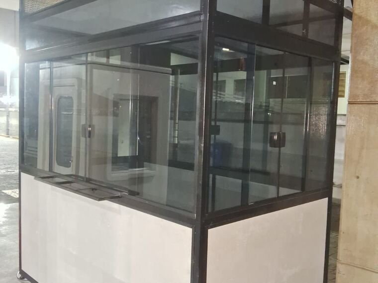 Guarita com estrutura metálica e vidro