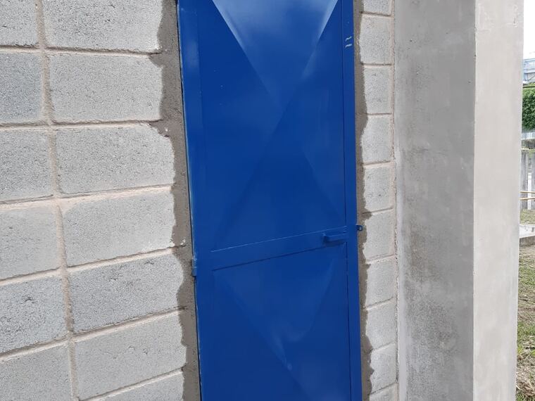 Porta metálica azul sob medida
