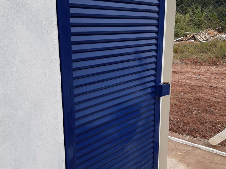 Porta veneziana metálica azul